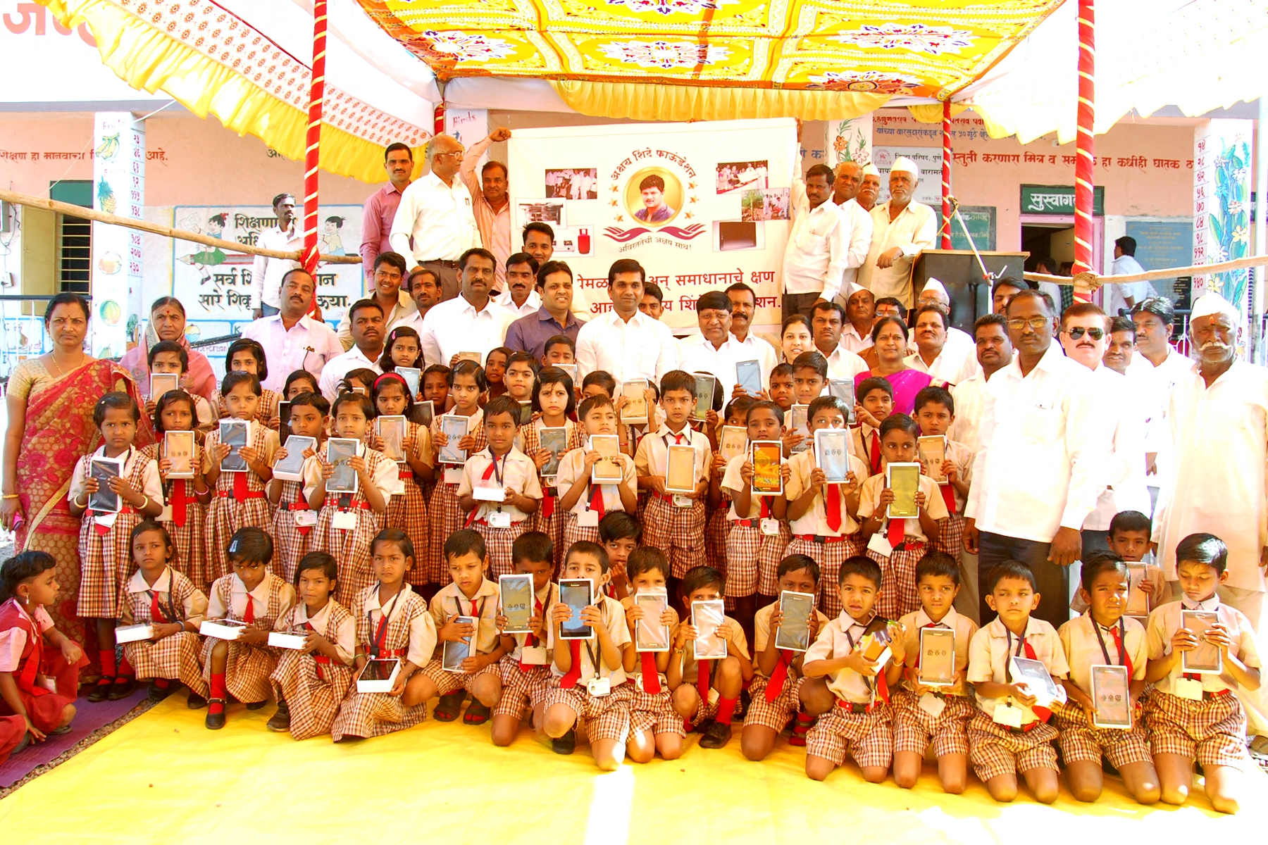 Chaudharwadi, District Baramati: Tablets distribution for high-tech education in Primary school